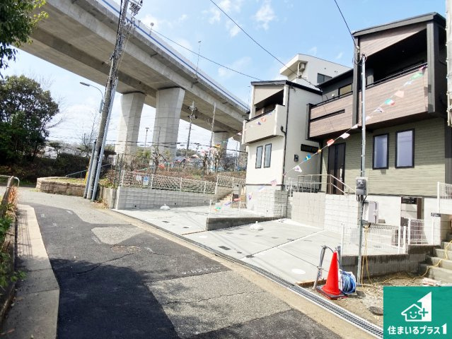神戸市垂水区名谷町　第1期　新築一戸建ての前面道路含む現地写真|周辺は閑静な住宅街！前面道路広々で車の出し入れも便利です。駐車が苦手な方でも安心して車庫入れできます！