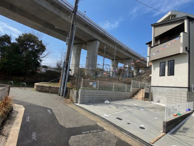神戸市垂水区名谷町　第1期　新築一戸建ての前面道路含む現地写真|周辺は閑静な住宅街！前面道路広々で車の出し入れも便利です。駐車が苦手な方でも安心して車庫入れできます！