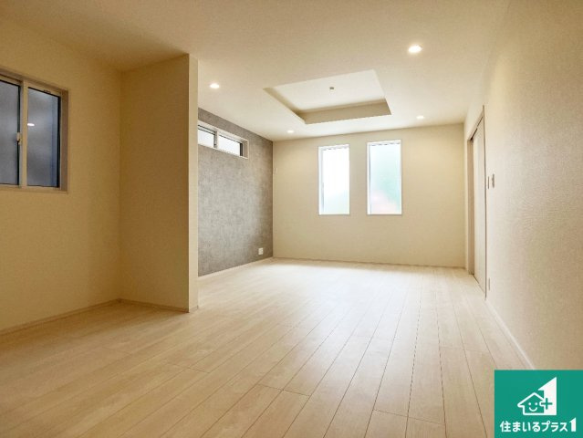 神戸市垂水区名谷町　第1期　新築一戸建ての居間・リビング|日当たり良好の明るいリビングで朝の目覚めもスッキリできそう！対面キッチンでご家族のコミュニケーションも自然と増える設計！小さなお子様が遊ぶスペースを作っても広々とくつろげるLDK！