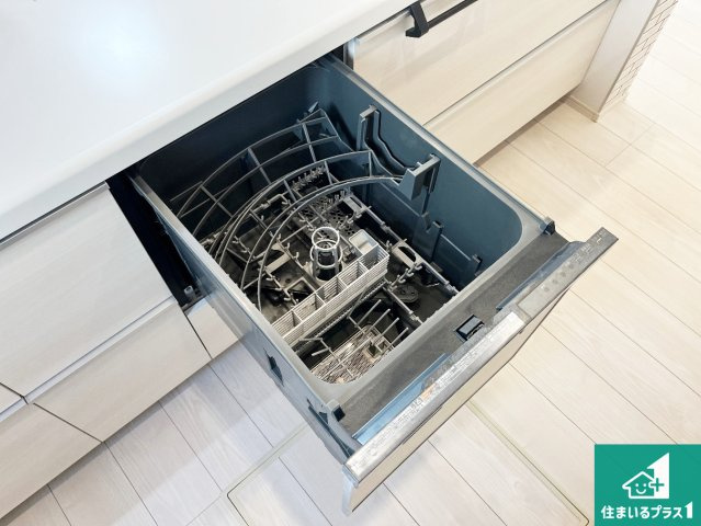 神戸市垂水区名谷町　第1期　新築一戸建ての設備|食事後の一仕事、食器洗いをボタン一つでお任せできちゃいます！場所を取らないビルトイン式なので、お料理スペースもしっかり確保！