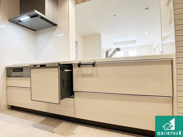 神戸市垂水区名谷町　第1期　新築一戸建てのキッチン|リビングと統一感があり、使い勝手のいいキッチン。広々としているので、二人並んで作業が出来ちゃいます。お子様と一緒に色々なお料理に挑戦できるスペースがあります。