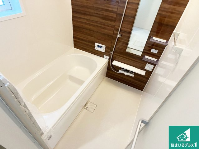 神戸市垂水区名谷町　第1期　新築一戸建ての浴室|足をゆったり伸ばして寛げる浴槽です。窓が設けられていますので差し込む光が明るく穏やかな雰囲気にしてくれます♪浴室乾燥機も設置しているので、雨の日の洗濯物も安心です♪