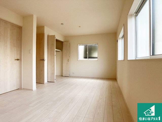 神戸市垂水区名谷町　第1期　新築一戸建ての洋室|寝室は心地よい眠りについてもらいたくて、シンプルかつ開放的な空間な設計にしています！大きな窓から差し込む日が心地いいです♪