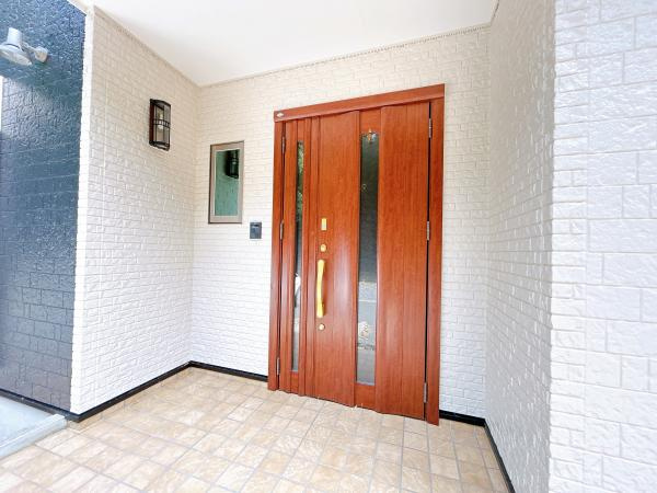 【玄関】 | 仲介手数料無料！上宇部小学校に通えるリフォーム済み中古住宅　宇部市開２丁目 | きれいな玄関です