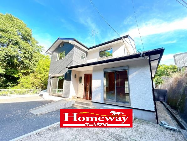 【外観】 | 仲介手数料無料！上宇部小学校に通えるリフォーム済み中古住宅　宇部市開２丁目 | かわいいお家になって誕生しました