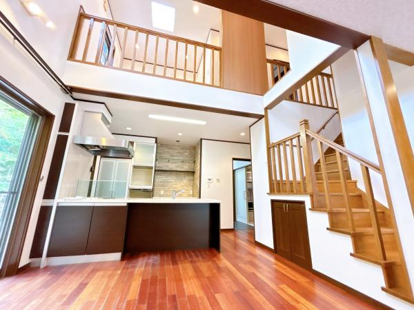 【居間・リビング】 | 仲介手数料無料！上宇部小学校に通えるリフォーム済み中古住宅　宇部市開２丁目 | こちらの居間で趣味の時間をお楽しみください