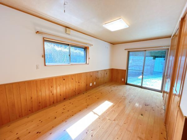 【洋室】 | 仲介手数料無料！上宇部小学校に通えるリフォーム済み中古住宅　宇部市開２丁目 | ゆったりした洋室です