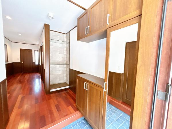 【玄関】 | 仲介手数料無料！上宇部小学校に通えるリフォーム済み中古住宅　宇部市開２丁目 | 落ち着いた玄関です