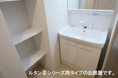 【洗面所】 | GOAT佐島 | 収納棚や三面鏡タイプの独立洗面台♪収納豊富な洗面脱衣所※同施工