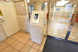 オートロック式エントランスは他の住民や外部の人間が簡単に出入りできないため、個々の住戸が安全に保たれます。同時に、訪問者が来訪する場合にはインターホン等で確認することができ、不要な来客を遮断できます。