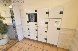 宅配ボックスは荷物の受け取りや配達が便利で安全です。不在時でも荷物が確保され、盗難や損傷のリスクが減少。受け取り時間の柔軟性が向上。外出先からでも荷物の受け取りや預けが可能となります。