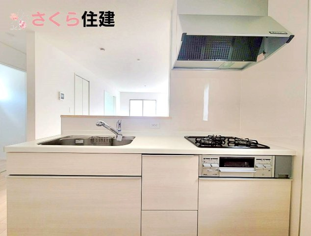 クレイドルガーデン鹿沼市東町　第5　3号棟のキッチン|三口コンロや浄水付き水栓など充実の設備が揃っています