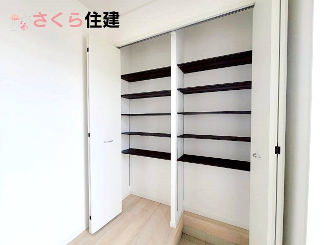 クレイドルガーデン鹿沼市東町　第5　3号棟の玄関|家族全員分の靴も収納可能な大容量の玄関収納