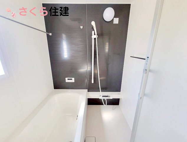 クレイドルガーデン鹿沼市東町　第5　3号棟の浴室|雨の日や湿気の多い梅雨時期などに重宝する浴室暖房乾燥機付き。