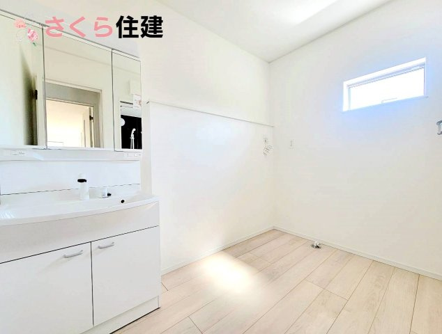 クレイドルガーデン鹿沼市東町　第5　3号棟の洗面所|３面鏡の裏にはたっぷりと収納スペースを標準装備！							
