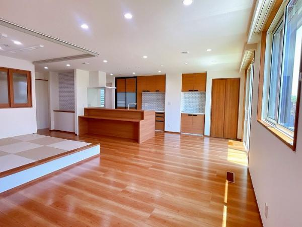 岡山市北区高松原古才 中古住宅【仲介手数料無料】の居間・リビング