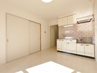 【居間・リビング】 | フォートリス早稲田 | 白を基調としたワイドフローリングにワンポイントでアクセントクロスが上品なリビングを演出してくれます。