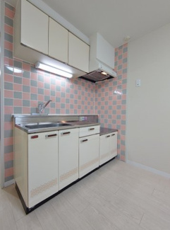 【居間・リビング】 | フォートリス早稲田 | 白を基調としたワイドフローリングにワンポイントでアクセントクロスが上品なリビングを演出してくれます。