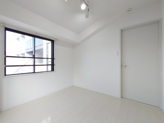 【寝室】 | フォートリス早稲田 | ２面採光なので明るい寝室にもワンポイントでアクセントクロスが嬉しいです。