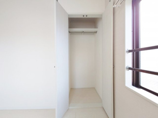 【収納】 | フォートリス早稲田 | 寝室にもワイドハンガーパイプ付きの奥行きがたっぷりの収納が設置されています。