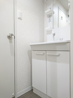 【独立洗面台】 | フォートリス早稲田 | シャワー付きの独立洗面台は小さいお子様がいると便利です。