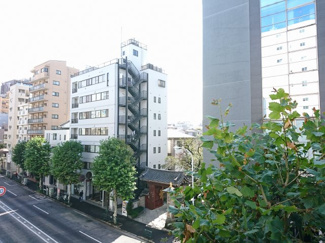 【展望】 | フォートリス早稲田 | 前面道路も広いので南向きバルコニーから暖かい陽射しが入り込みます。