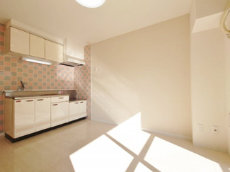 【居間・リビング】 | フォートリス早稲田 | 白を基調としたワイドフローリングにワンポイントでアクセントクロスが上品なリビングを演出してくれます。