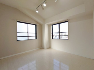 【寝室】 | フォートリス早稲田 | ２面採光なので明るい寝室にもワンポイントでアクセントクロスが嬉しいです。