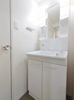 【独立洗面台】 | フォートリス早稲田 | シャワー付きの独立洗面台は小さいお子様がいると便利です。