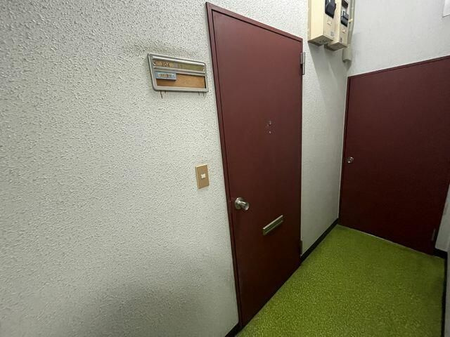 根橋ビルＡ棟の玄関