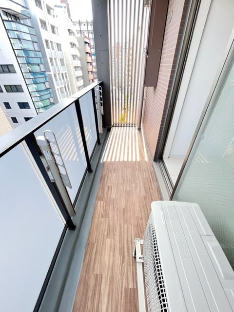 レジディア三軒茶屋Ⅲ　1Fコンビニ　角部屋　トランクルーム付のバルコニー