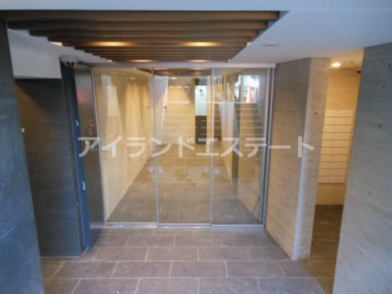 レジディア三軒茶屋Ⅲ　1Fコンビニ　角部屋　トランクルーム付のエントランス