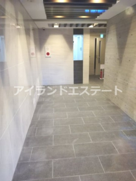 レジディア三軒茶屋Ⅲ　1Fコンビニ　角部屋　トランクルーム付のロビー