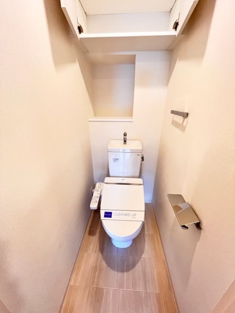 レジディア三軒茶屋Ⅲ　1Fコンビニ　角部屋　トランクルーム付のトイレ