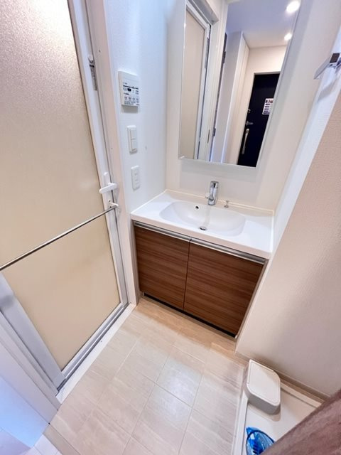 レジディア三軒茶屋Ⅲ　1Fコンビニ　角部屋　トランクルーム付の洗面所