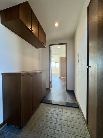 Mクレフの玄関|中に入ると明るい玄関が広がります！シューズ用収納スペースもあり、スッキリとした玄関をキープできます！