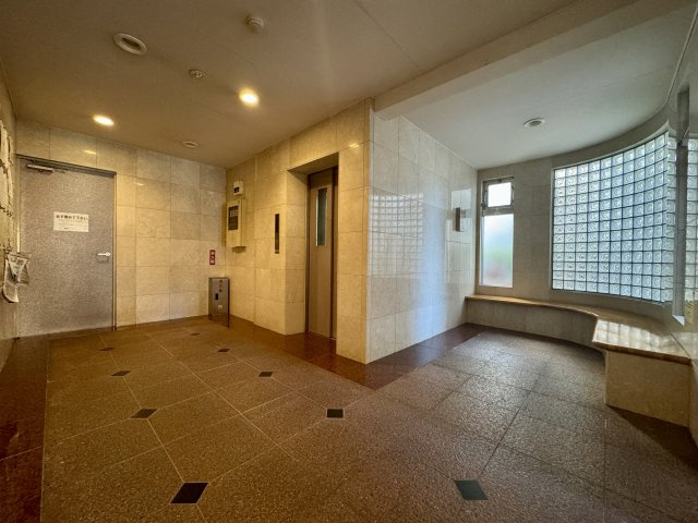 Mクレフのその他共用部分|マンションの入り口も落ち着いた雰囲気です。