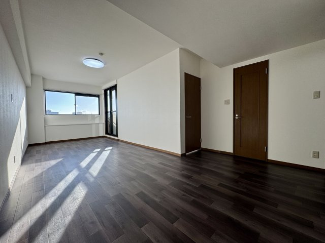 Mクレフの居間・リビング|細長のリビングなので太陽が入り込み明るい空間になっております。