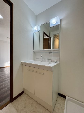 Mクレフの独立洗面台|3面鏡付きの洗面台は、洗剤等の大きなものからメイク用品等の細々したものまでスッキリと収納していただけます！