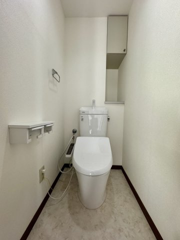 Mクレフのトイレ|トイレはナチュラルな色使いで、落ち着く空間になっています。収納棚もあるので、シンプルに彩ることができます。