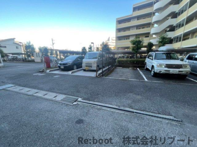リーベスト東中山の駐車場