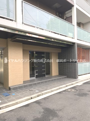 清潔なエントランスです