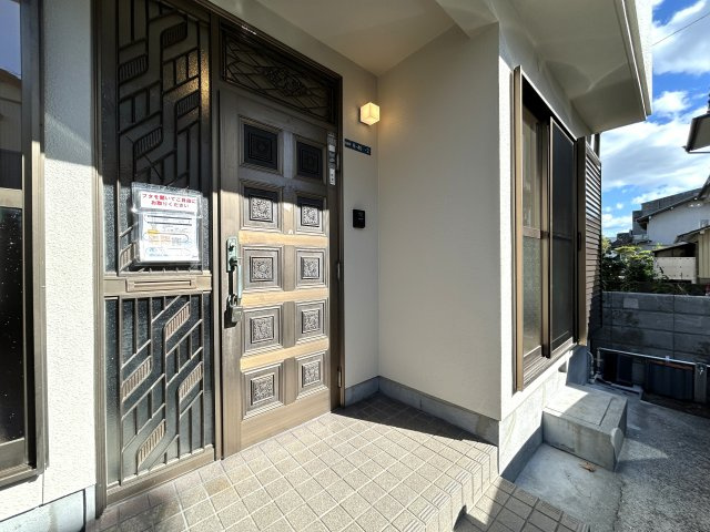 高知市弥生町　中古戸建の玄関