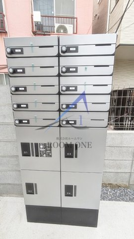 雑司が谷ｆｌａｔｓのその他共用部分|集合ポストと宅配ボックスです。