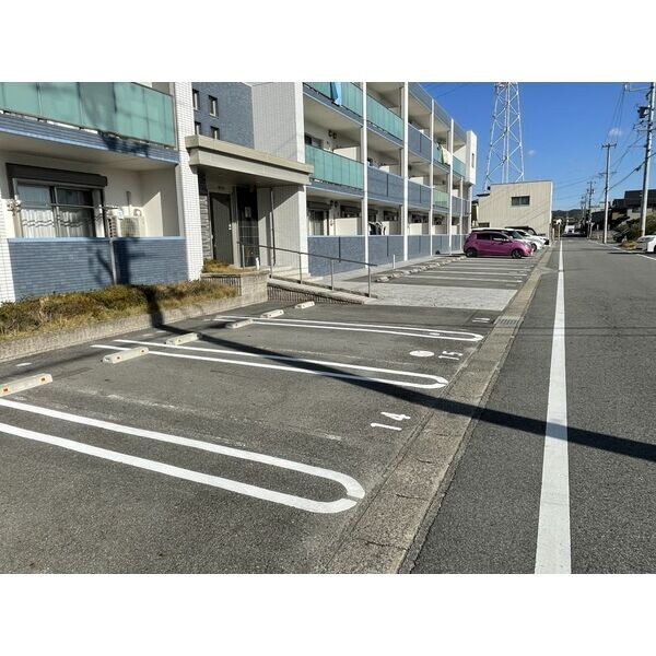 グランスイートアイの駐車場