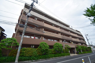 【外観】 | 手入れの行き届いた外壁やエントランスなど、「見ればわかる」レベルで清潔感を保ったマンションです。築年数を感じさせない姿で皆様をお出迎えします。～即日のご見学可能～　お問合せはお気軽にどうぞ。
