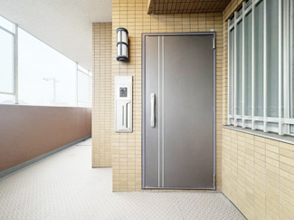 【その他共用部分】 | 皆様をお迎えする、お部屋の玄関ドア。開けやすさや開放角度、ドアノブの操作しやすさや鍵の形状などを、現地で一度ご確認ください。～即日のご見学可能～　お問合せはお気軽にどうぞ。
