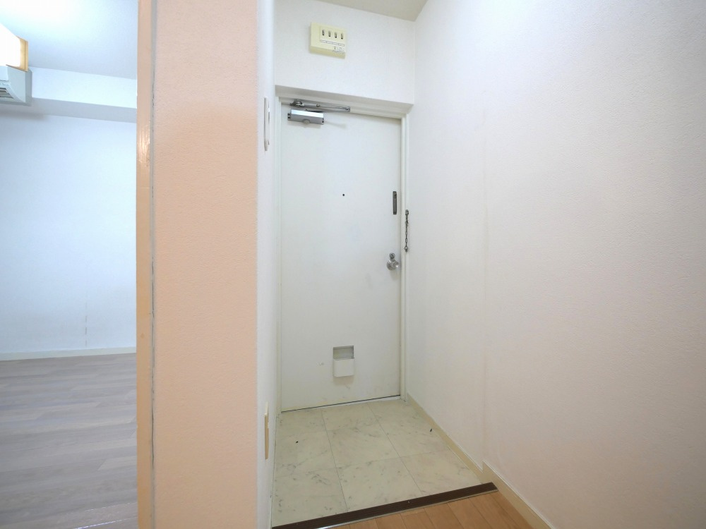 横井第6ビルの玄関