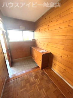 【玄関】 | 岐阜市芥見海戸山リフォーム済み中古住宅！広々6DK・133.29㎡のお家です♪駐車場スペース1台！ | 岐阜市芥見海戸山リフォーム済み中古住宅！広々6DK・133.29㎡のお家です♪駐車場スペース1台！