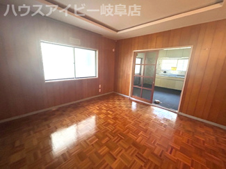 【居間・リビング】 | 岐阜市芥見海戸山リフォーム済み中古住宅！広々6DK・133.29㎡のお家です♪駐車場スペース1台！ | 岐阜市芥見海戸山リフォーム済み中古住宅！広々6DK・133.29㎡のお家です♪駐車場スペース1台！